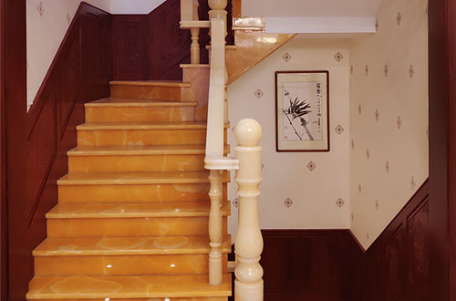 大方中式别墅室内汉白玉石楼梯的定制安装装饰效果